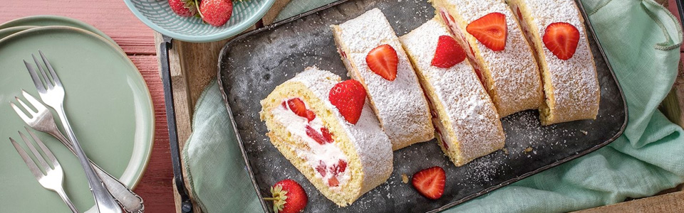 Glutenfreie Biskuitrolle mit Erdbeeren