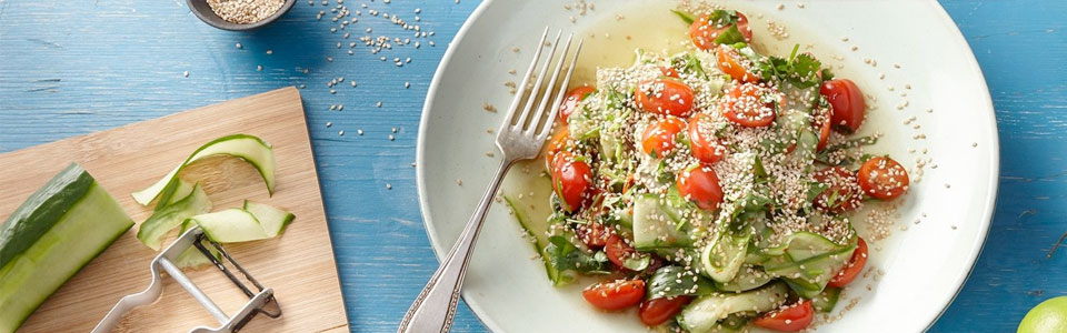 Gurkensalat mit Tomaten und Sesam