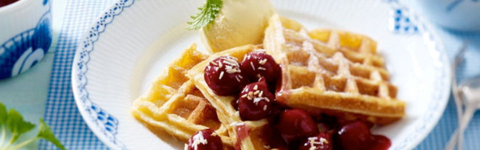 Butterwaffeln mit heißen Kirschen