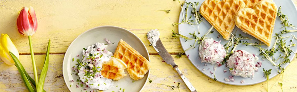 Herzhafte Waffeln mit Kräuterfrischkäsebällchen